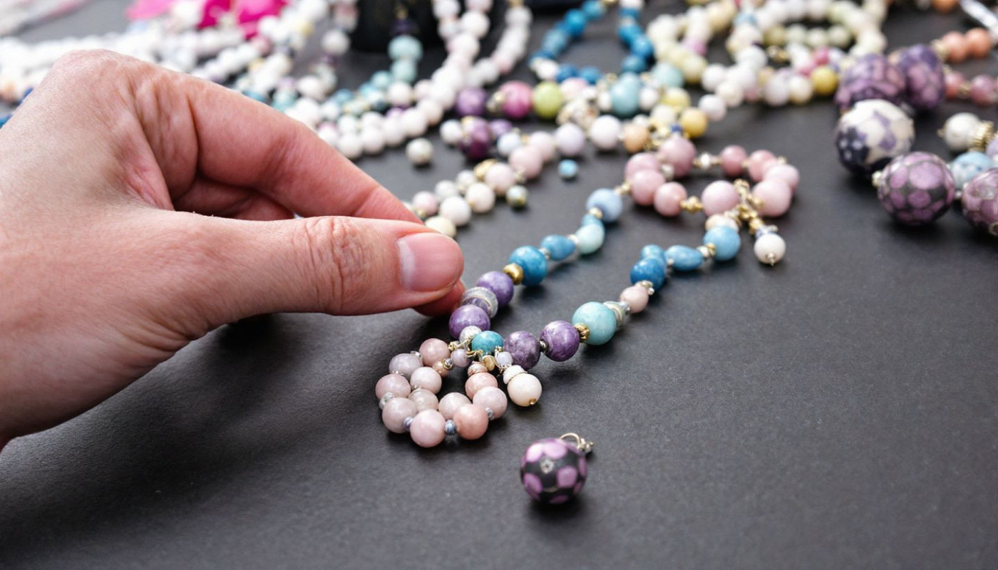 Comment une création de bijoux personnalisée capture-t-elle votre essence ?